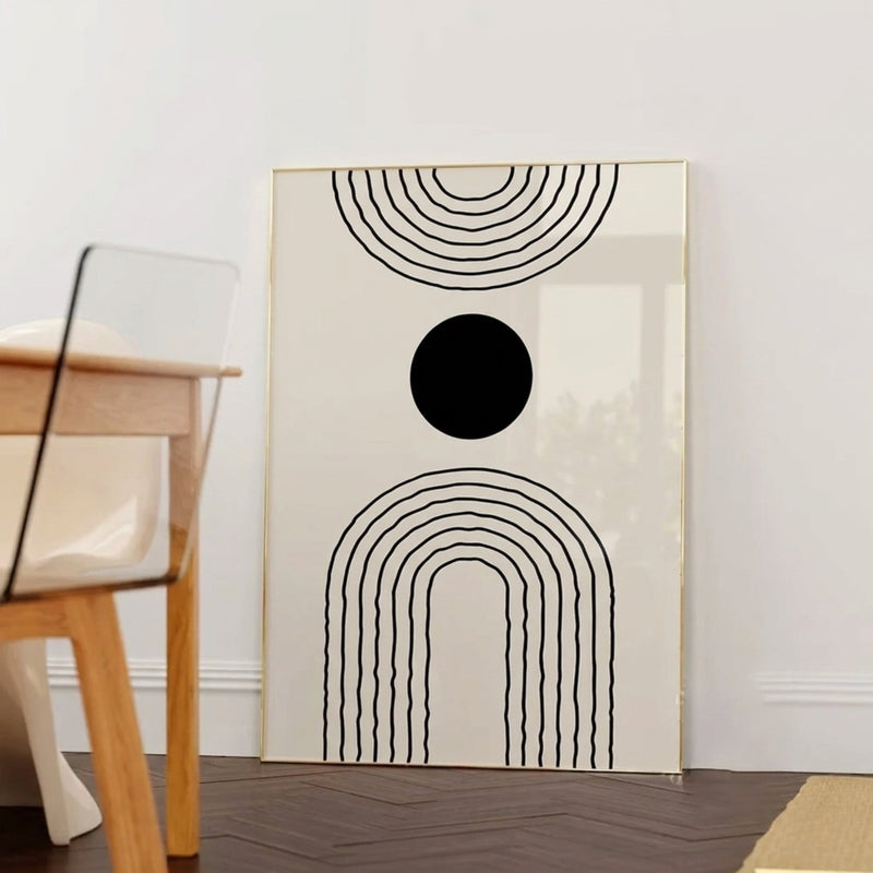 Affiche abstraite noir et blanc Sofizio posée contre un mur, décor moderne minimaliste