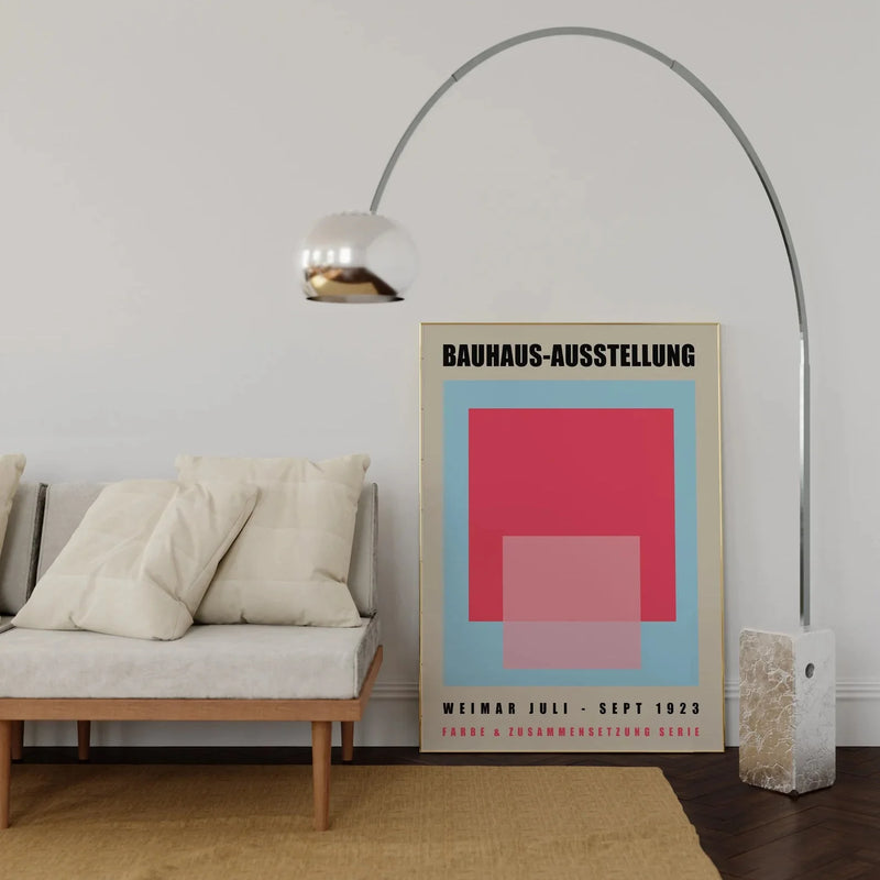 Salon moderne Sofizio avec affiche Bauhaus, canapé beige, lampe design et déco minimaliste.